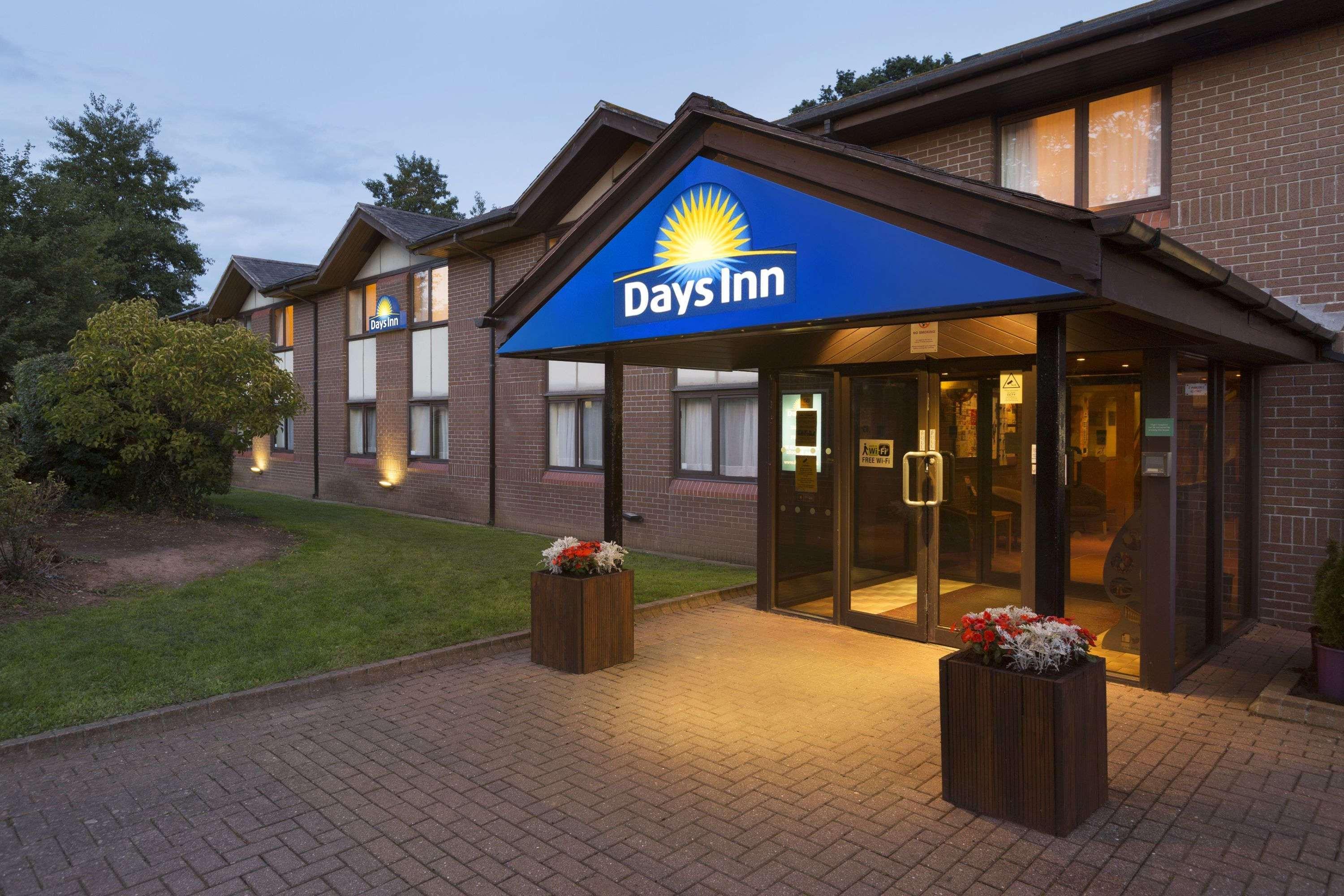 Days Inn Тонтън Екстериор снимка